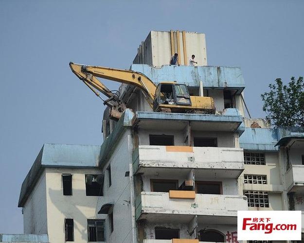 最牛建筑拆除作业 挖掘机也能爬上高楼